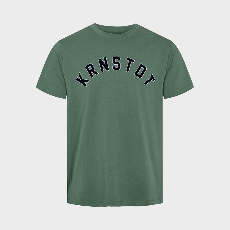 Kronstadt Timmi t-shirt af økologisk bomuld og genanvendt polyester med print. Tee Ivy Green